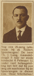 870996 Portret van Th.J. Lang (Amandelstraat 5) te Utrecht, die 25 jaar als machinist in dienst is bij de Nederlandsche ...